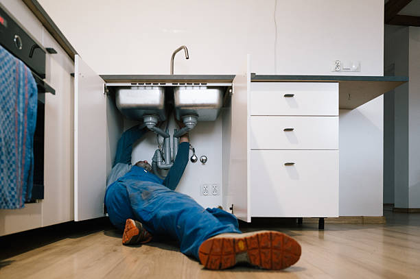 Professional Emergency Plumber technician working in Fincastle, TN